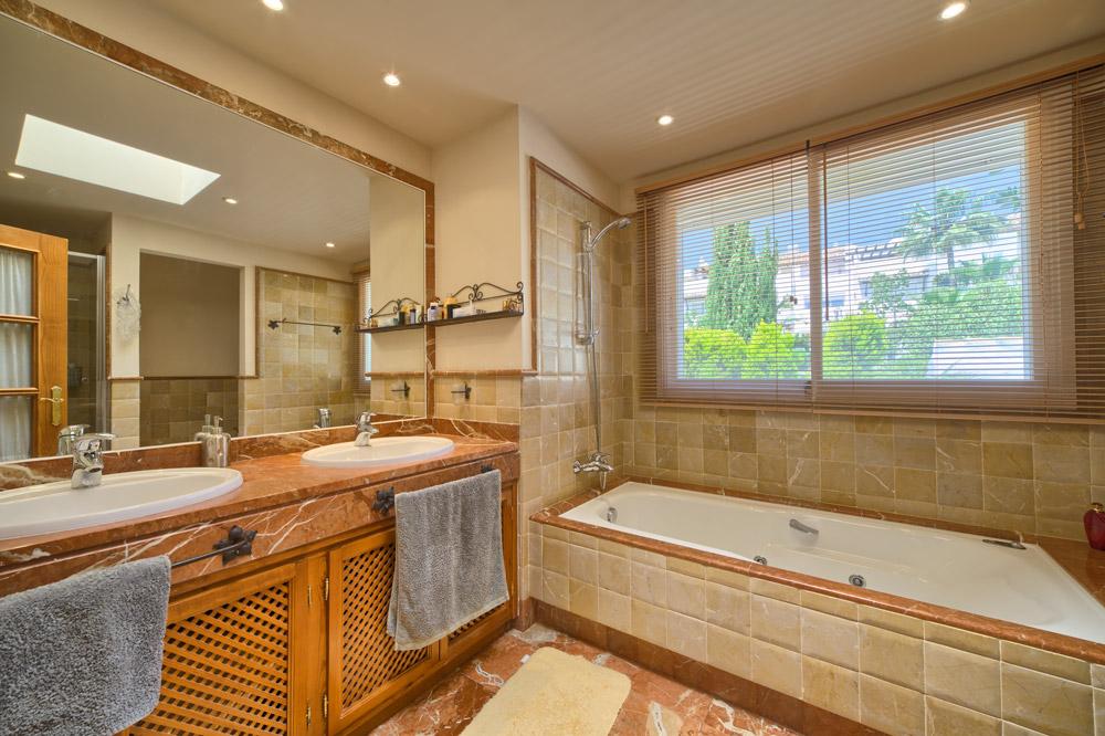 3 Bed, 3 Bath, ApartmentFor Sale, Benahavis, Malaga