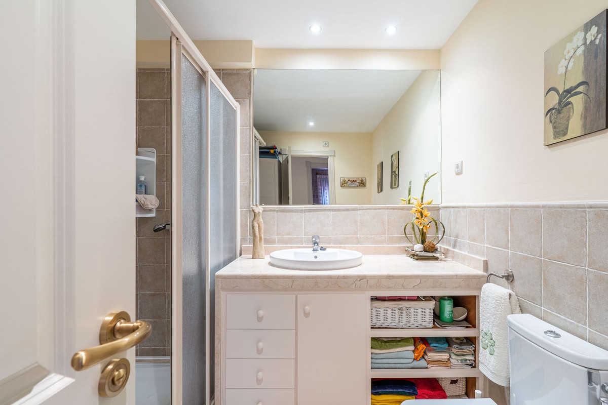 3 Bed, 2 Bath, ApartmentFor Sale, Estepona, Malaga