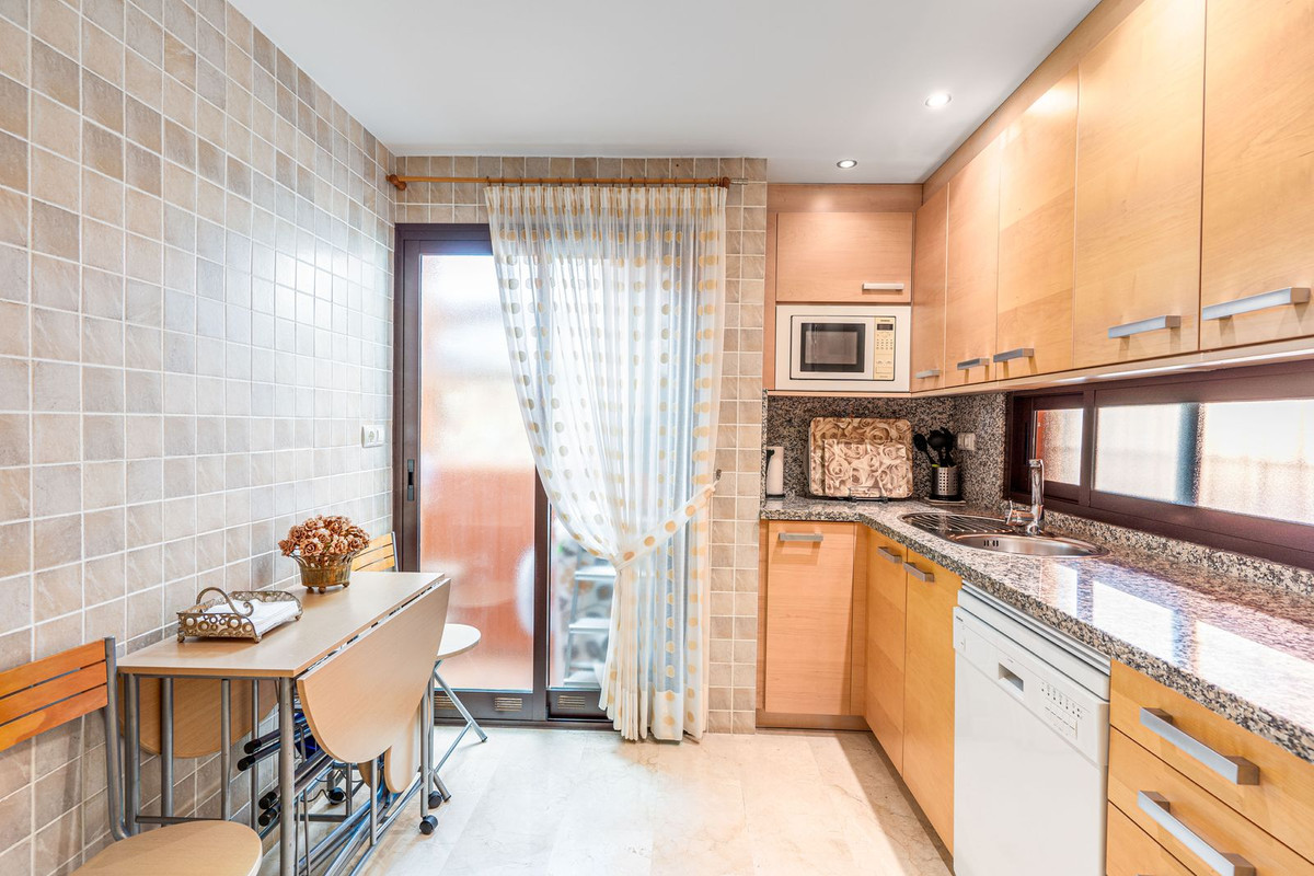 3 Bed, 2 Bath, ApartmentFor Sale, Estepona, Malaga