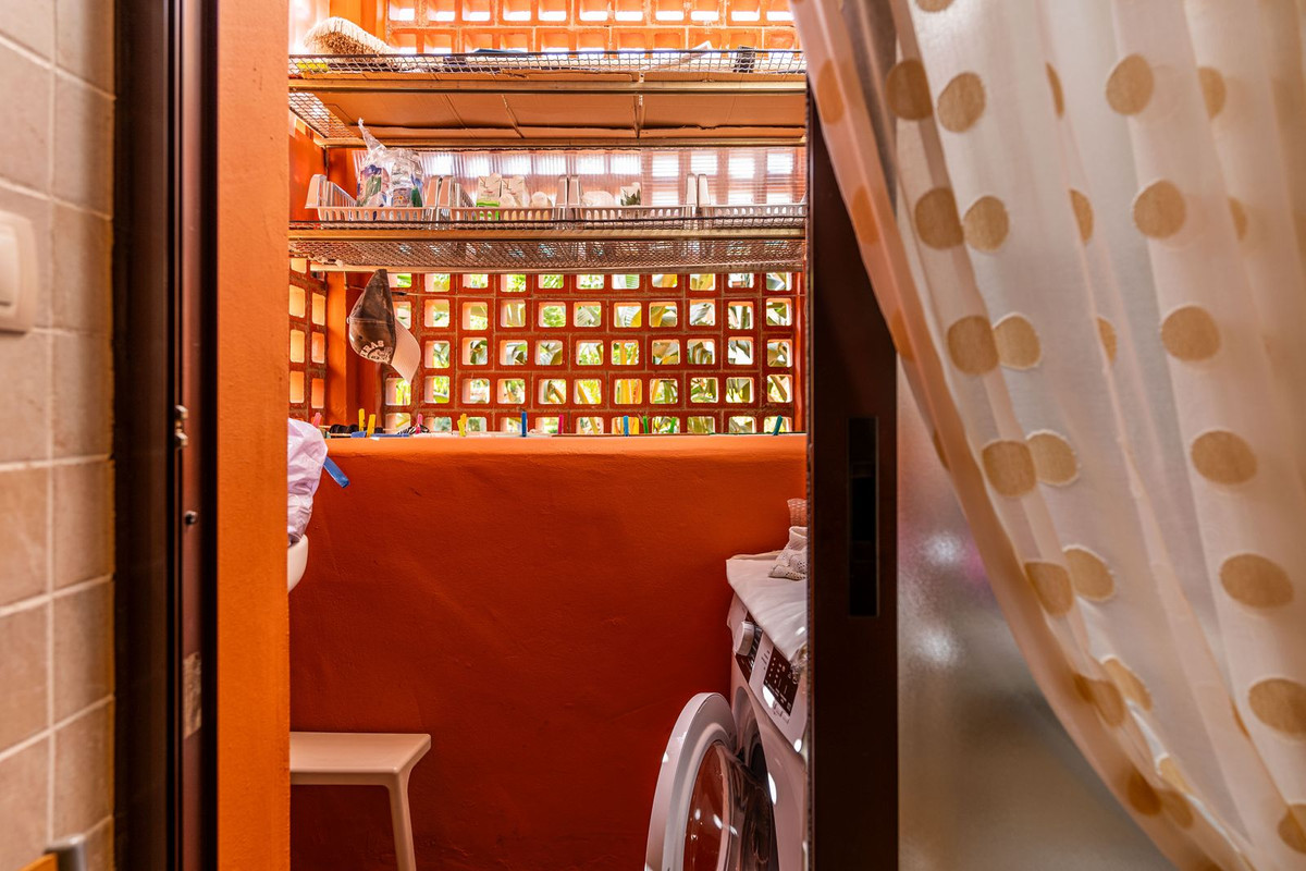 3 Bed, 2 Bath, ApartmentFor Sale, Estepona, Malaga