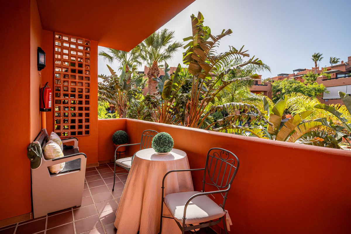 3 Bed, 2 Bath, ApartmentFor Sale, Estepona, Malaga