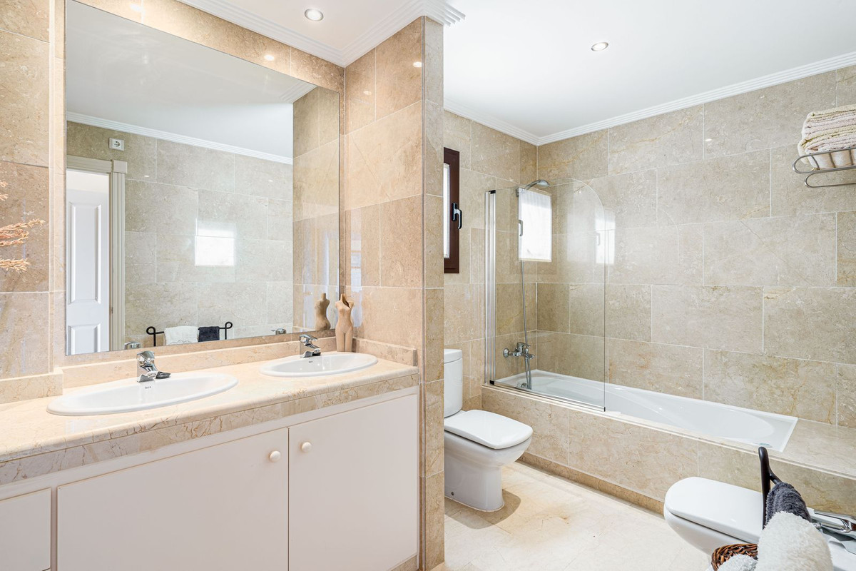 3 Bed, 2 Bath, ApartmentFor Sale, Estepona, Malaga