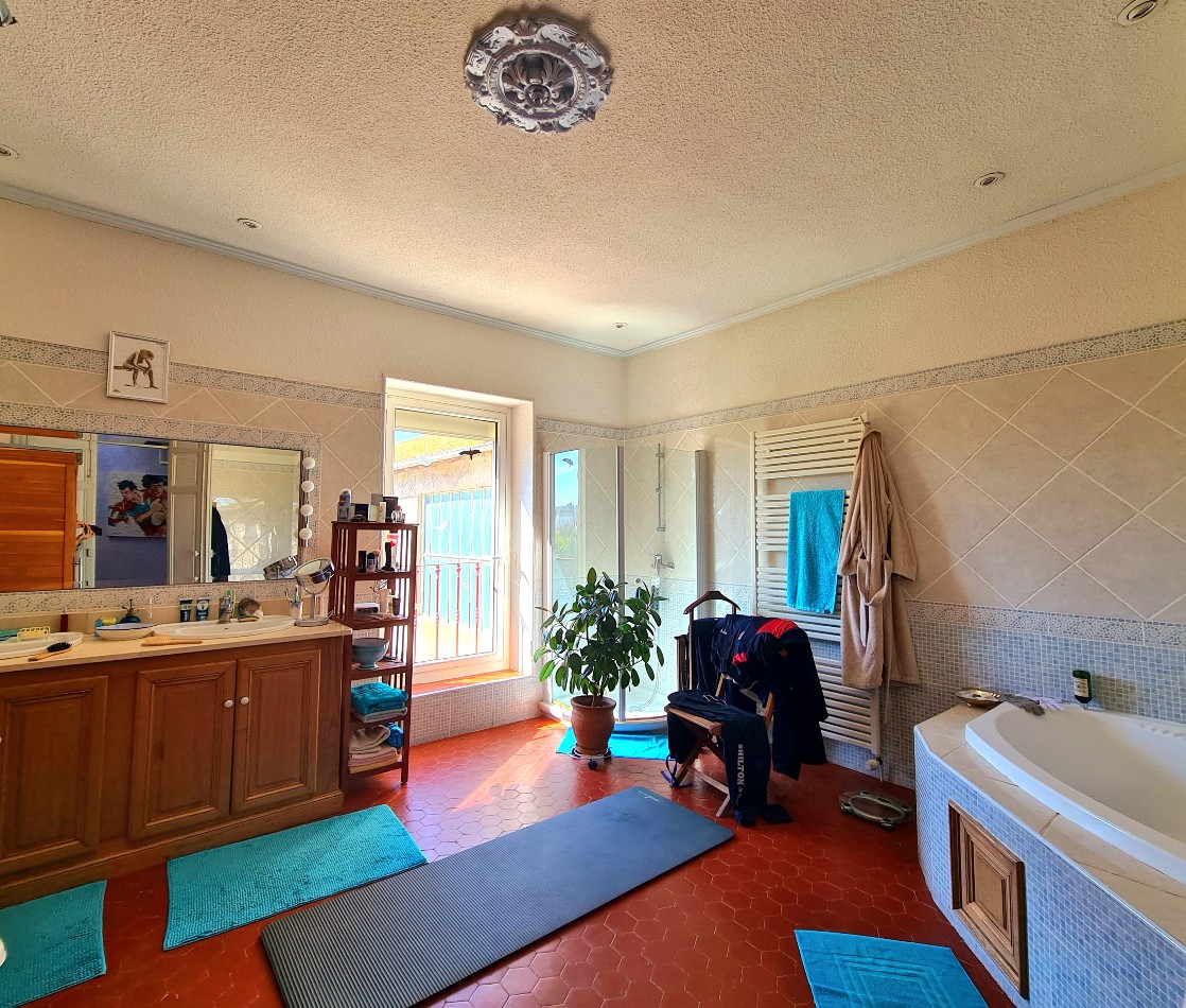 6 Bed, 2 Bath, HouseFor Sale, Beziers, Herault, Languedoc-Roussillon, 34500