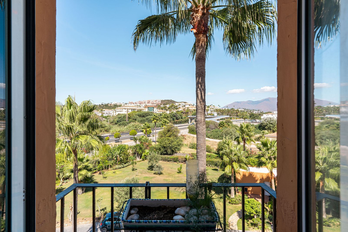 5 Bed, 3 Bath, ApartmentFor Sale, La Duquesa, Malaga