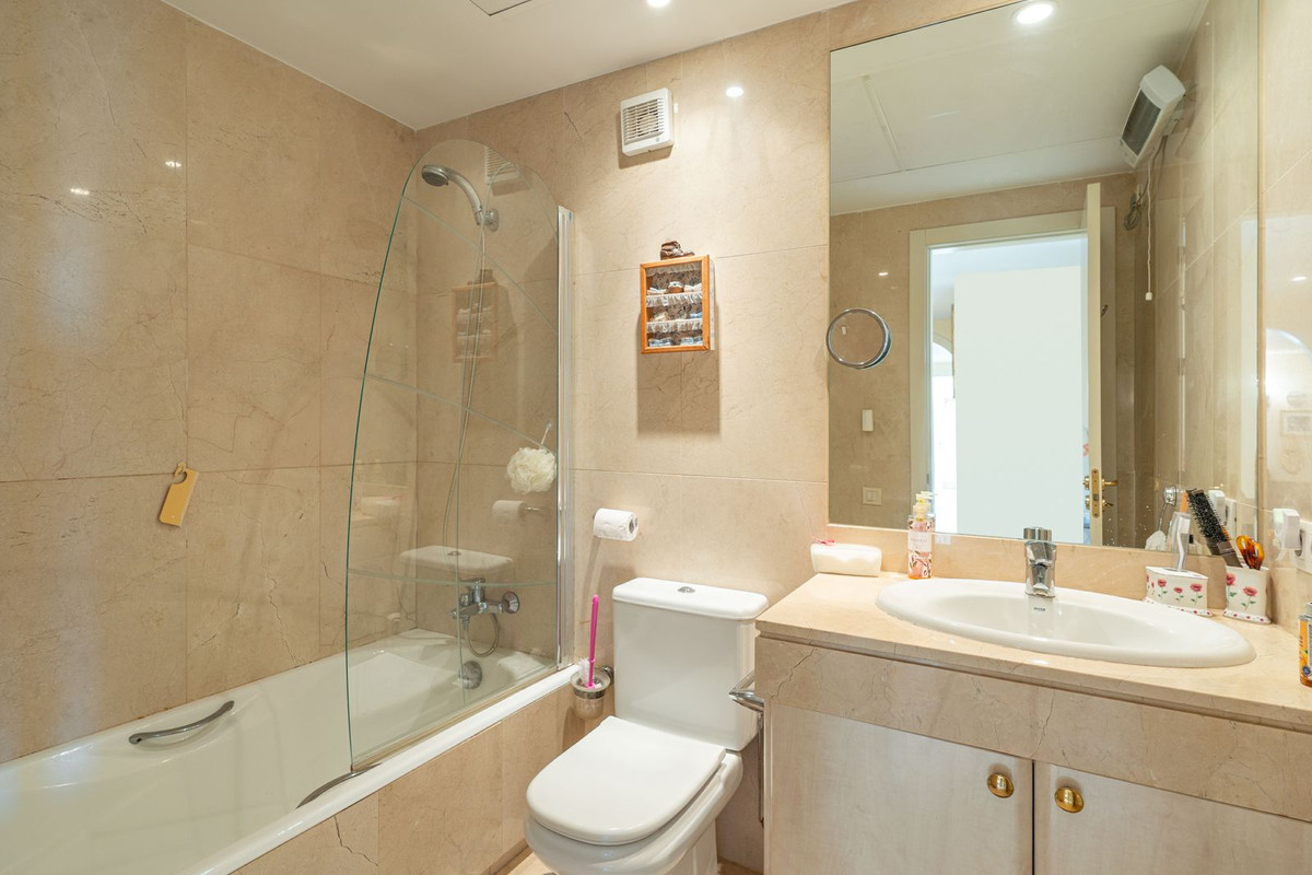 5 Bed, 3 Bath, ApartmentFor Sale, La Duquesa, Malaga