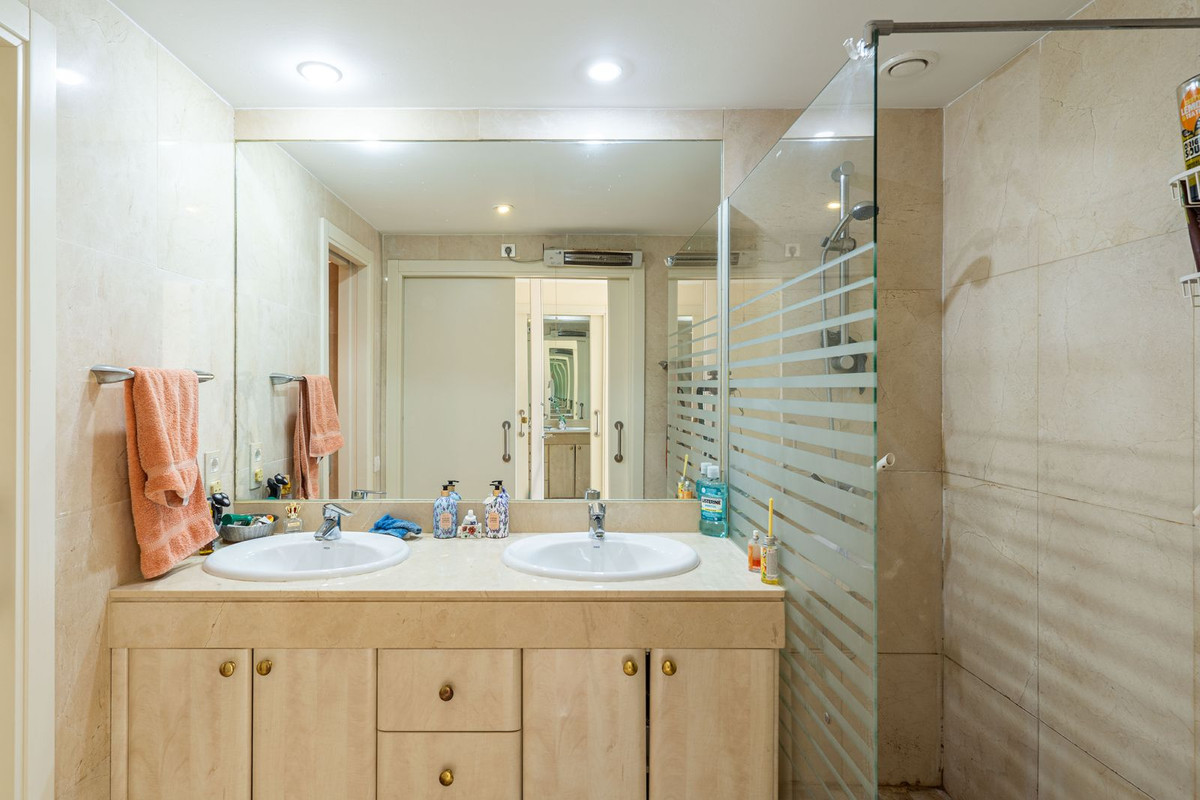 5 Bed, 3 Bath, ApartmentFor Sale, La Duquesa, Malaga