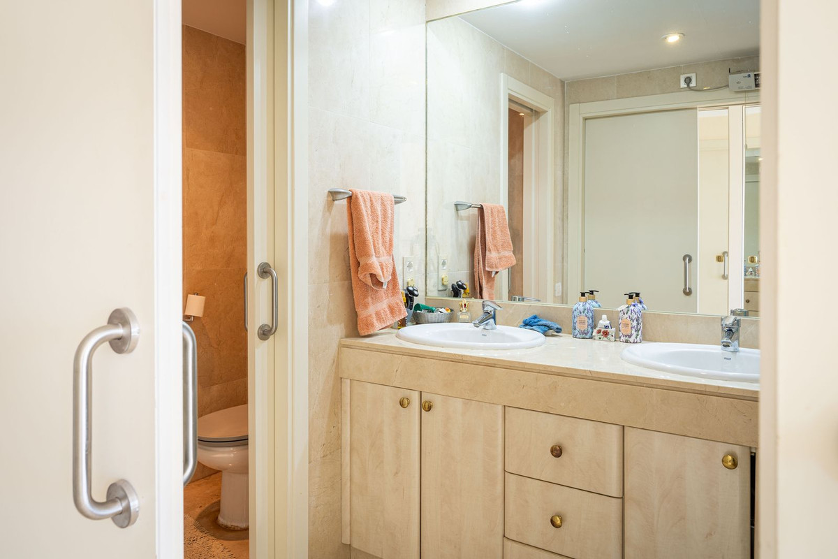 5 Bed, 3 Bath, ApartmentFor Sale, La Duquesa, Malaga