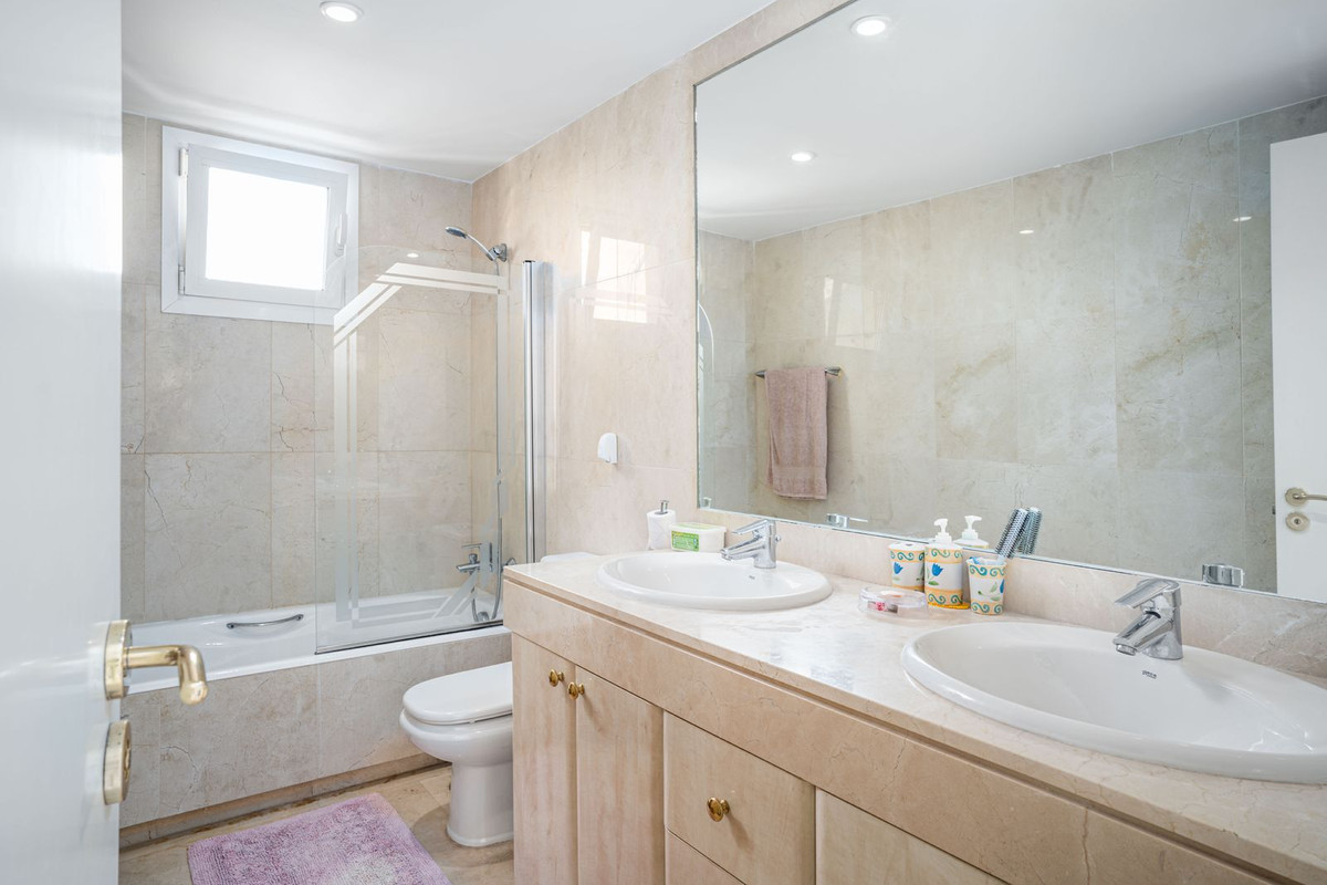 5 Bed, 3 Bath, ApartmentFor Sale, La Duquesa, Malaga