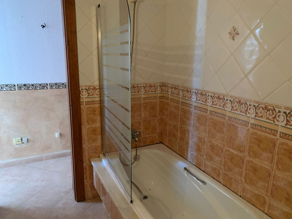 4 Bed, 1 Bath, HouseFor Sale, Manilva, Malaga