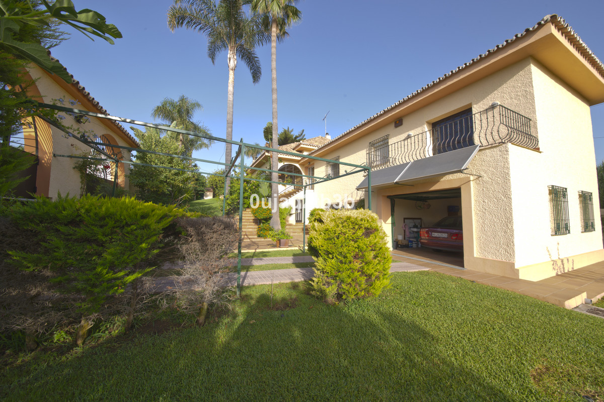 5 Bed, 4 Bath, HouseFor Sale, New Golden Mile, Malaga