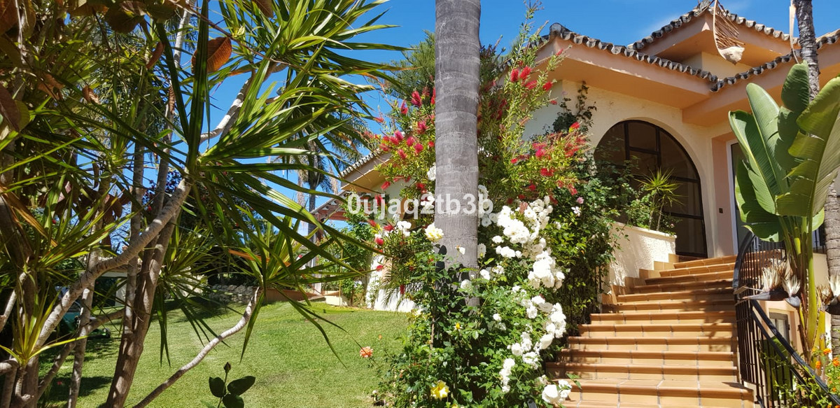 5 Bed, 4 Bath, HouseFor Sale, New Golden Mile, Malaga