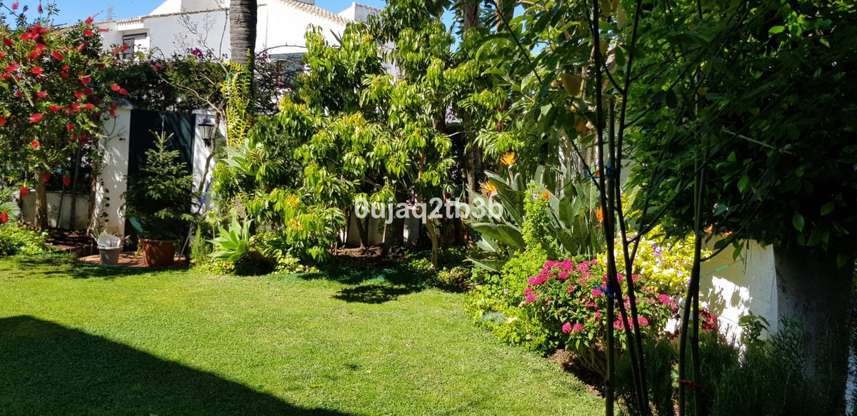 5 Bed, 4 Bath, HouseFor Sale, New Golden Mile, Malaga