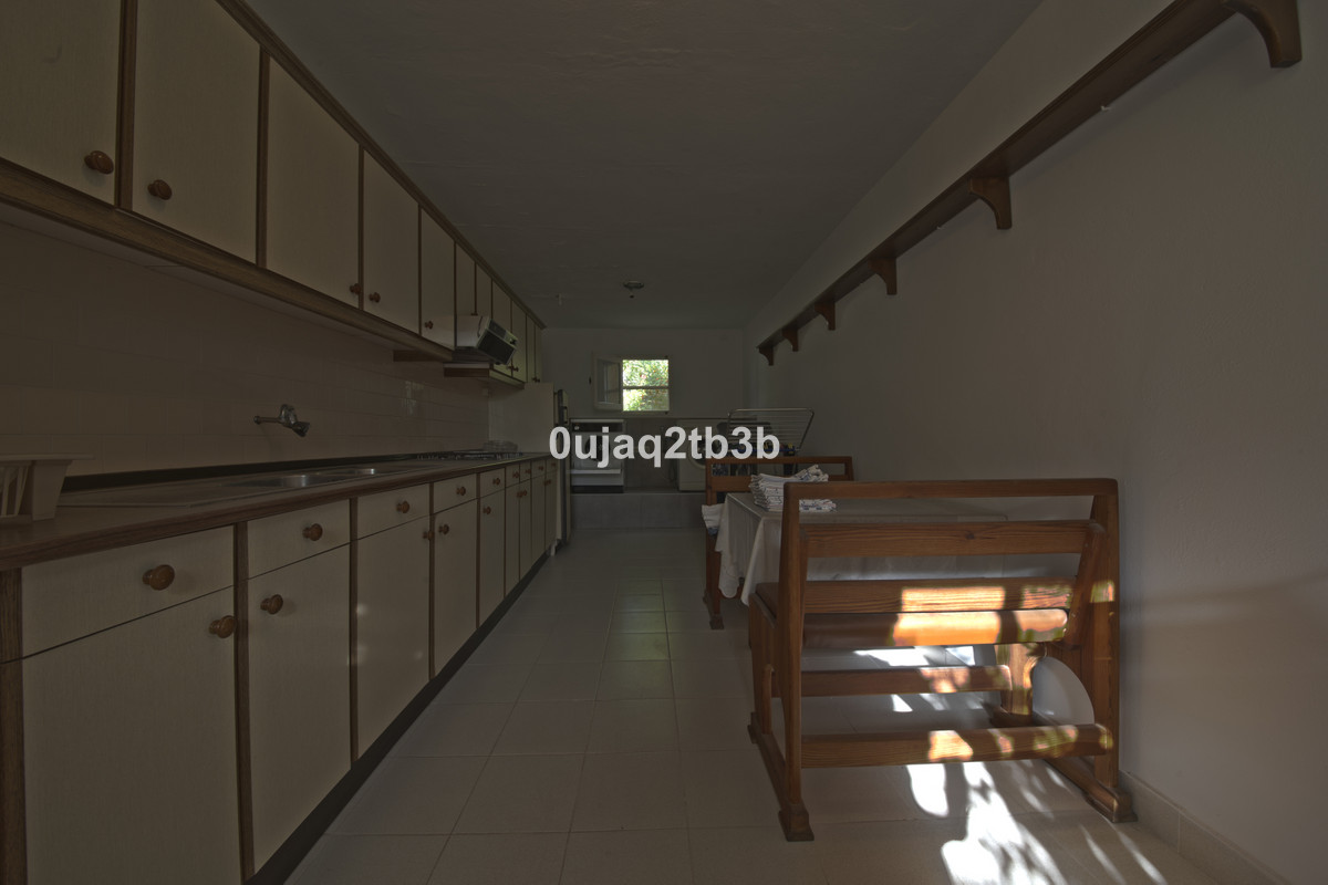 5 Bed, 4 Bath, HouseFor Sale, New Golden Mile, Malaga