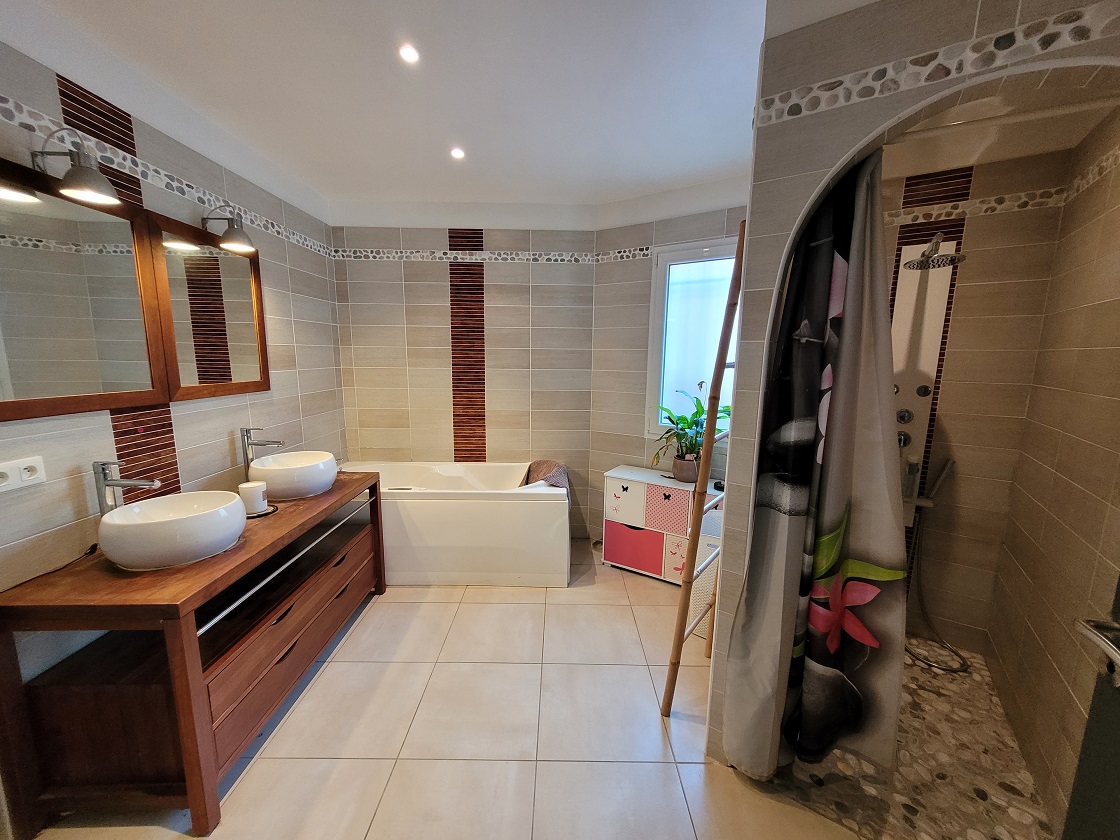 4 Bed, 2 Bath, HouseFor Sale, Magalas, Herault, Languedoc-Roussillon, 34480