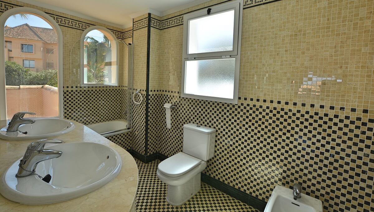 5 Bed, 7 Bath, HouseFor Sale, La Duquesa, Malaga