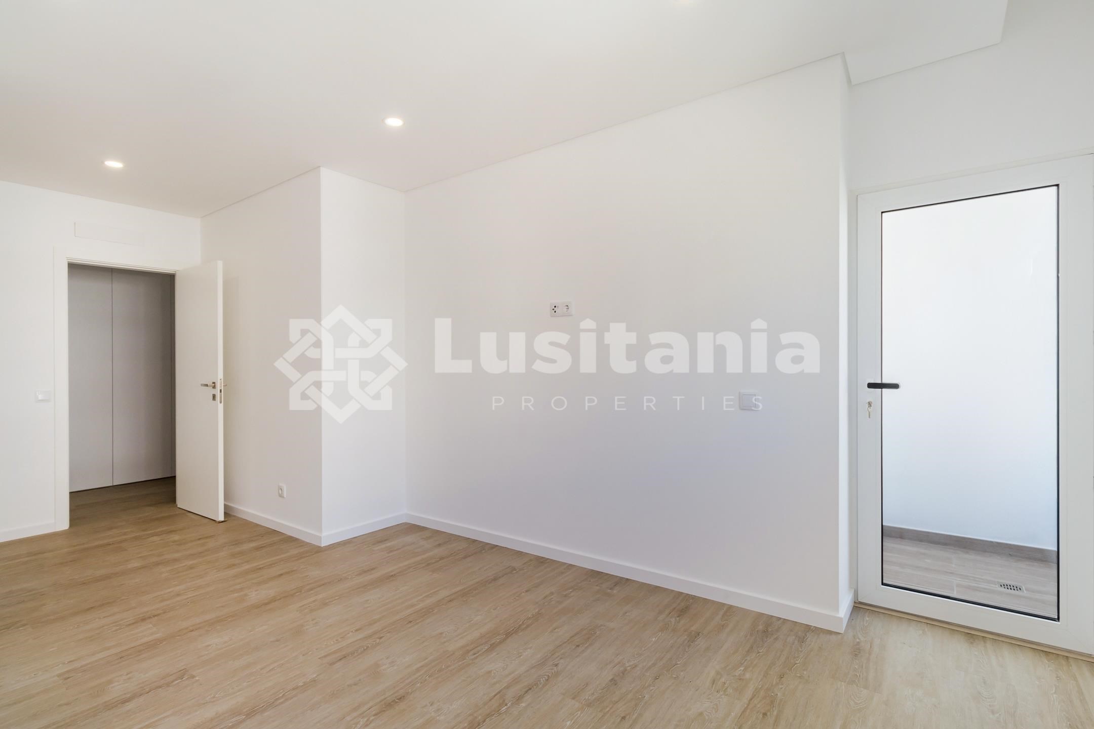 3 Bed, 2 Bath, ApartmentFor Sale, Faro, Faro, 8005-310