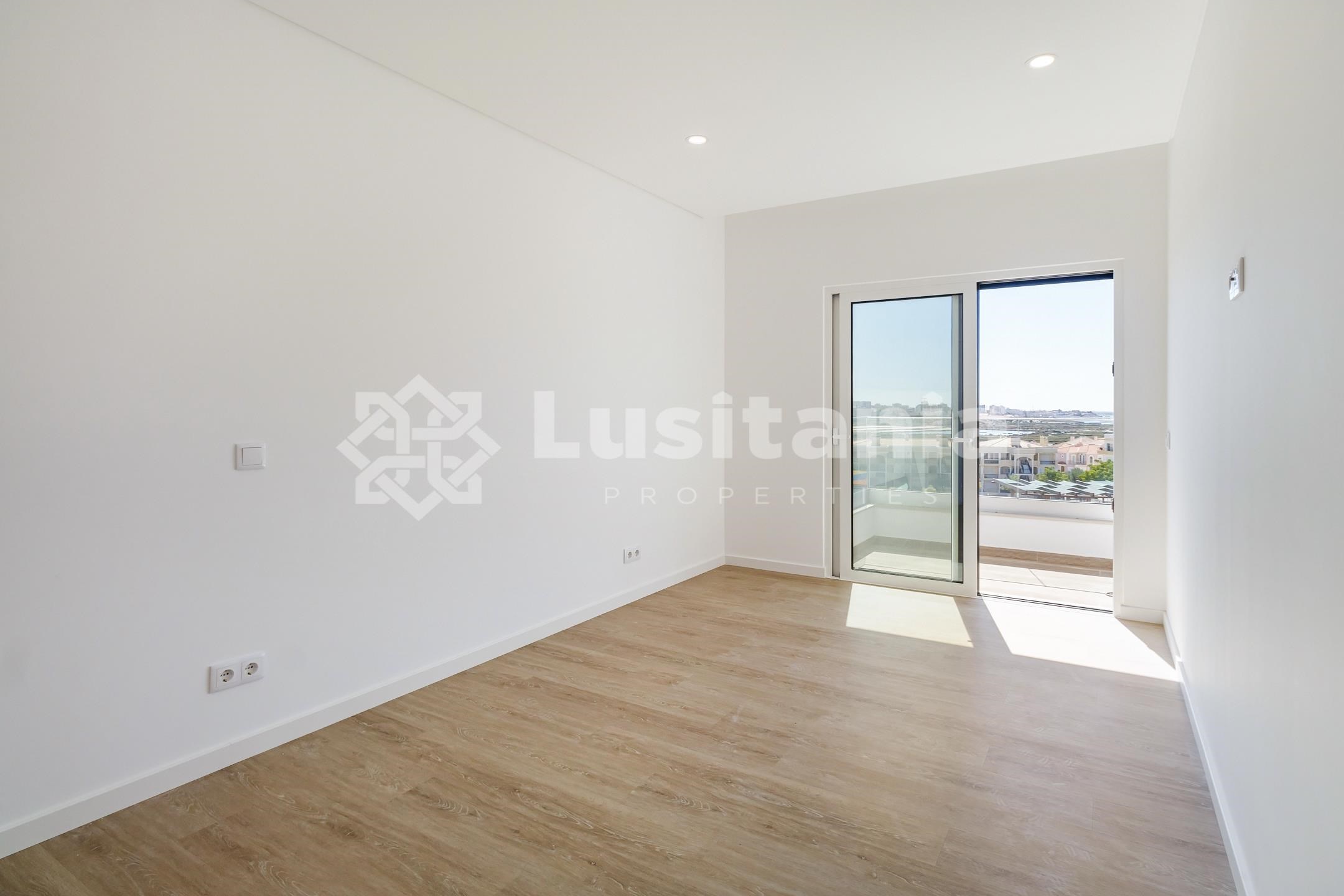 3 Bed, 2 Bath, ApartmentFor Sale, Faro, Faro, 8005-310