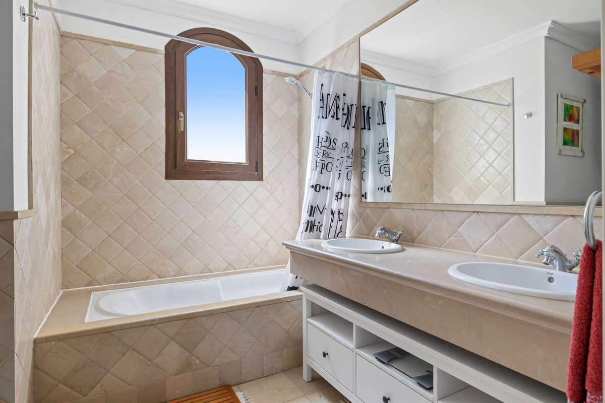 4 Bed, 3 Bath, HouseFor Sale, El Paraiso, Malaga 4 Bed, 3 Bath, HouseFor Sale, El Paraiso, Malaga