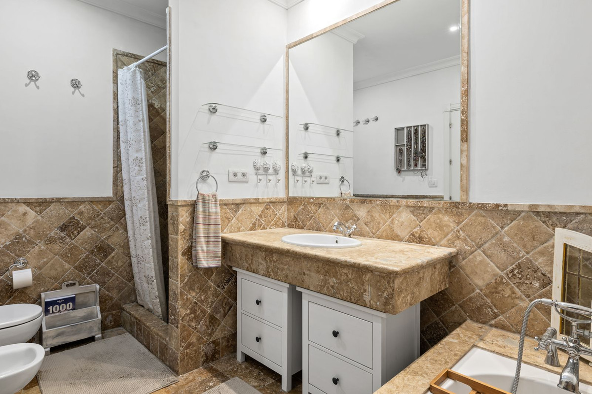 4 Bed, 3 Bath, HouseFor Sale, El Paraiso, Malaga 4 Bed, 3 Bath, HouseFor Sale, El Paraiso, Malaga