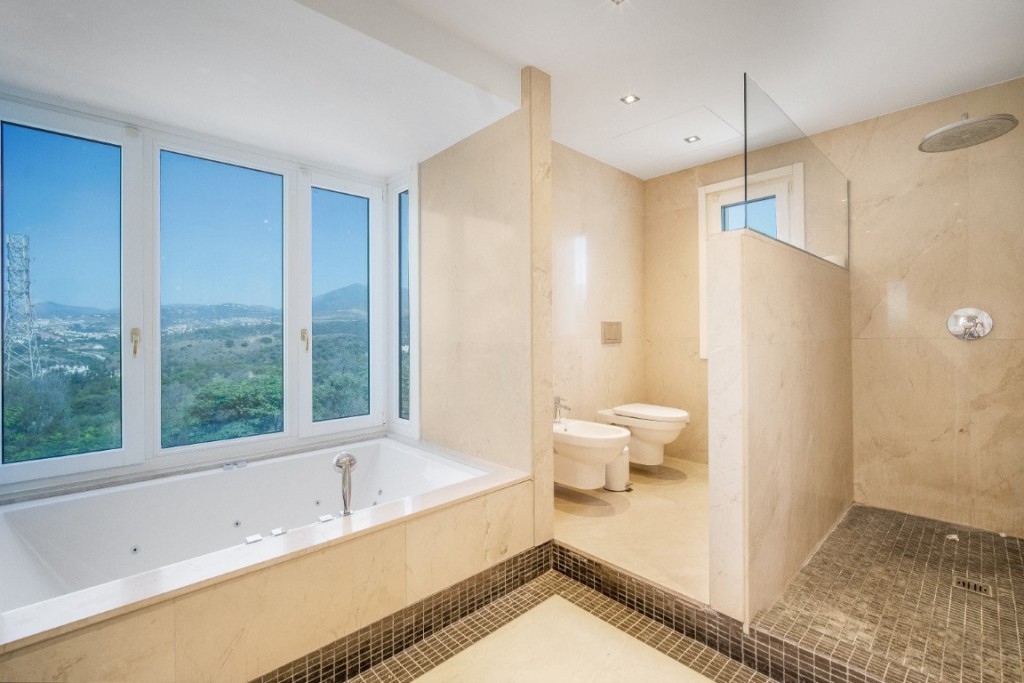 5 Bed, 4 Bath, HouseFor Sale, Golden Mile, Malaga