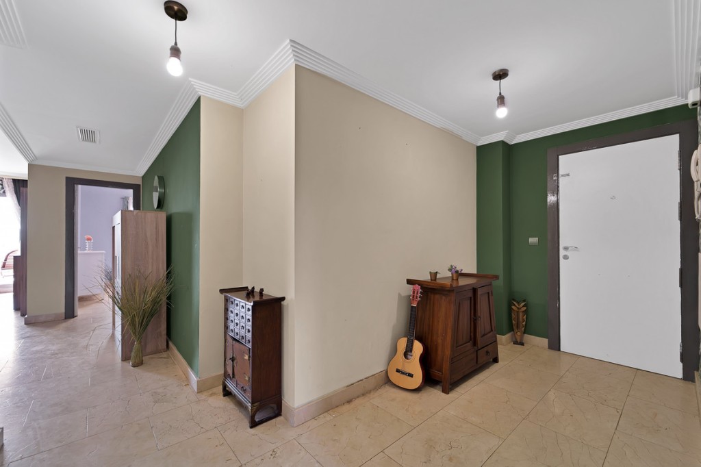 3 Bed, 2 Bath, ApartmentFor Sale, Estepona, Malaga