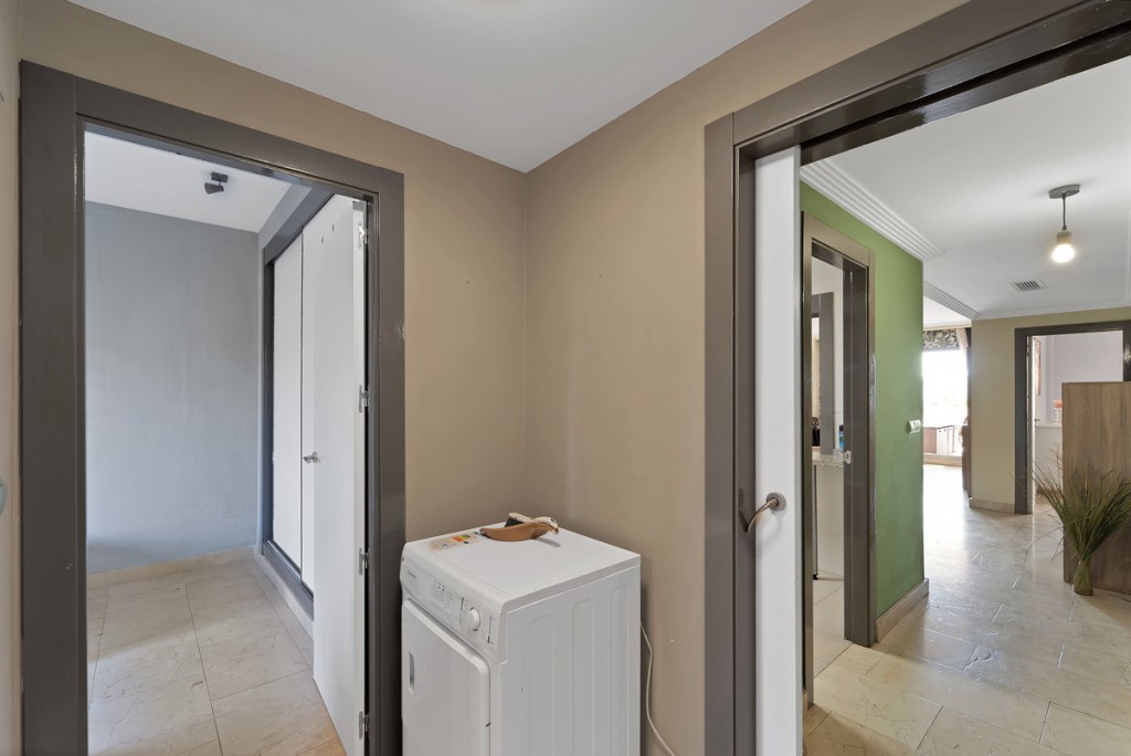 3 Bed, 2 Bath, ApartmentFor Sale, Estepona, Malaga