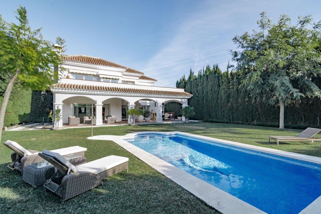 4 Bed, 3 Bath, HouseFor Sale, Nueva Andalucia, Malaga