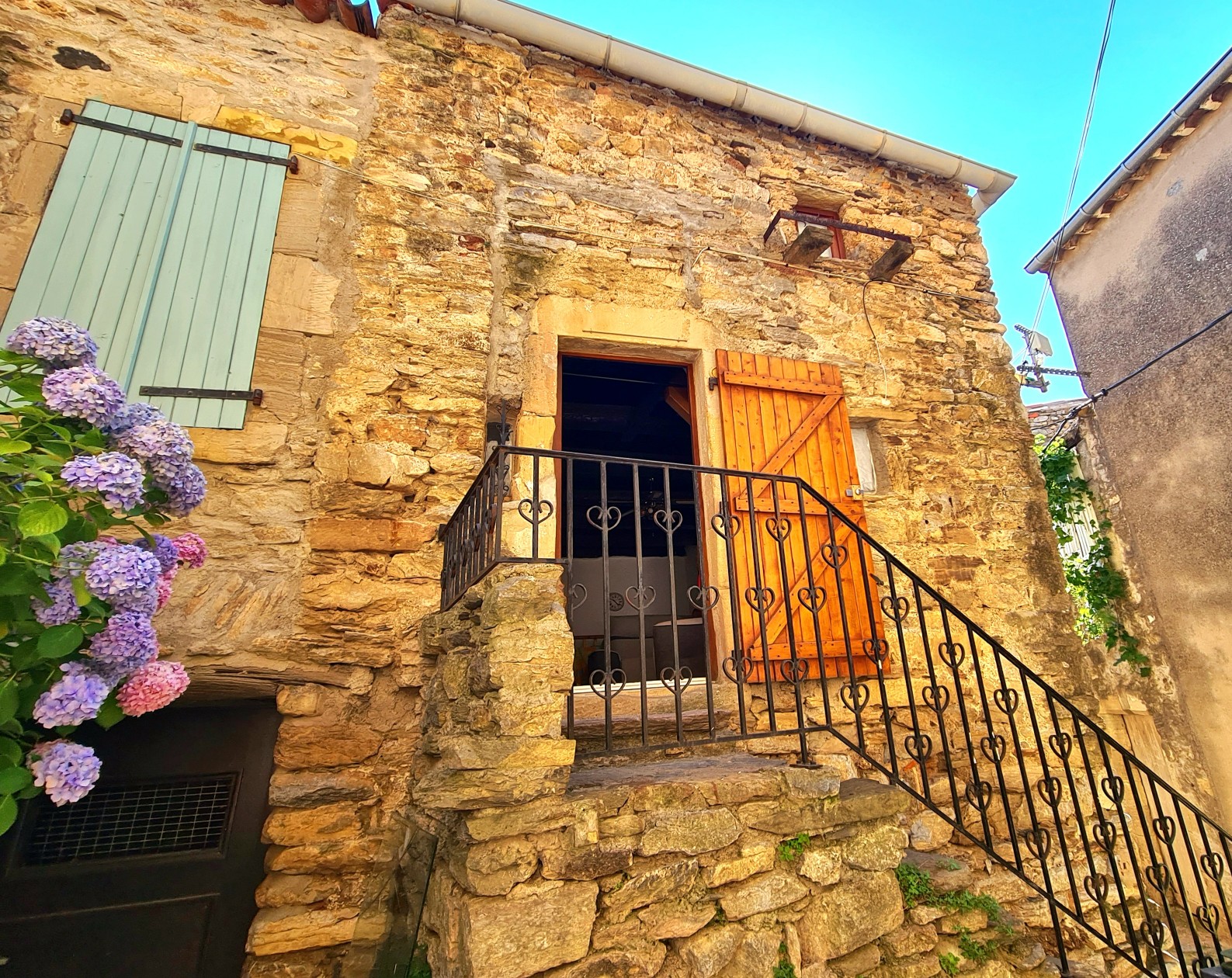 3 Bed, 2 Bath, HouseFor Sale, Faugeres, Herault, Languedoc-Roussillon, 34600