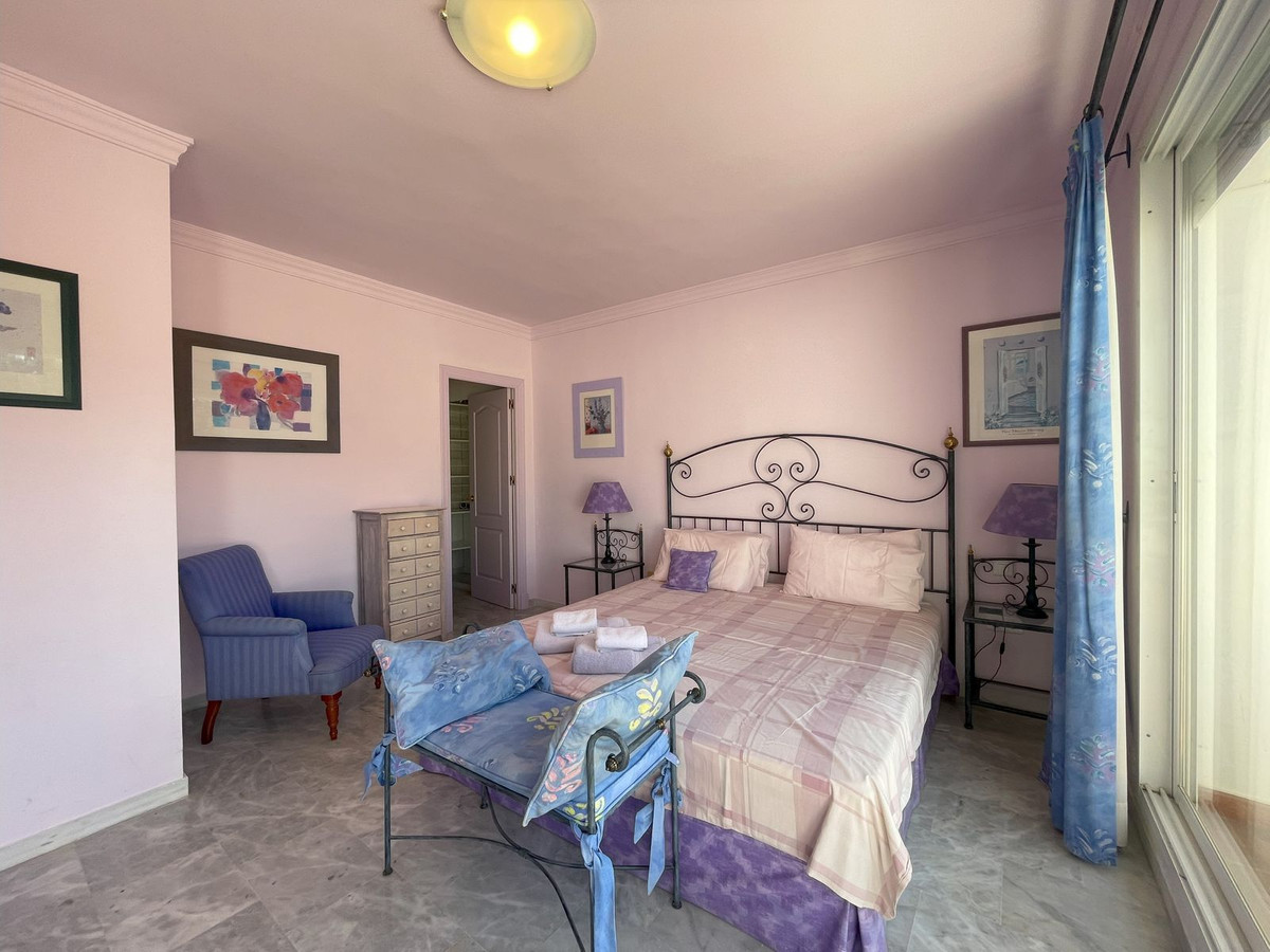 4 Bed, 2 Bath, ApartmentFor Sale, El Paraiso, Malaga