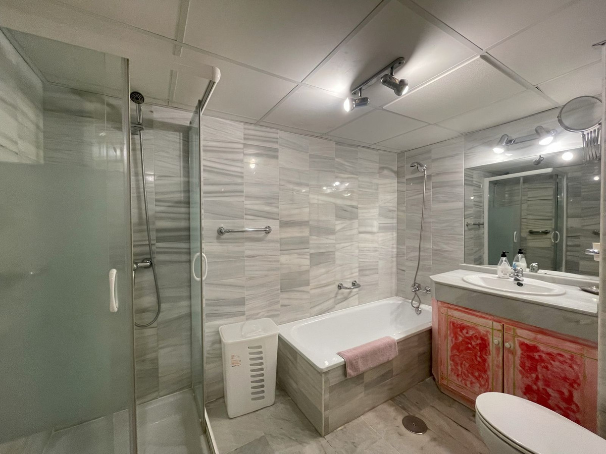 4 Bed, 2 Bath, ApartmentFor Sale, El Paraiso, Malaga