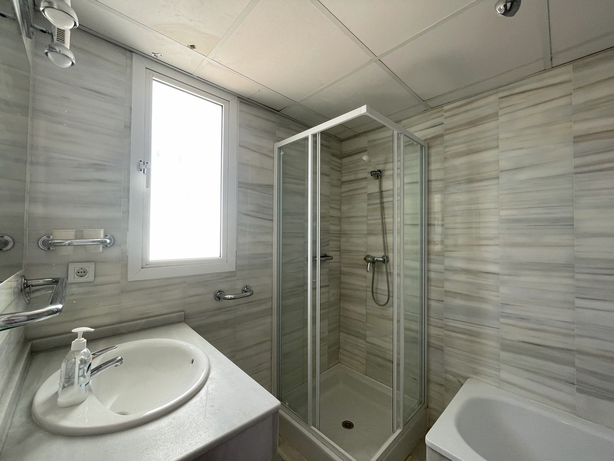 4 Bed, 2 Bath, ApartmentFor Sale, El Paraiso, Malaga