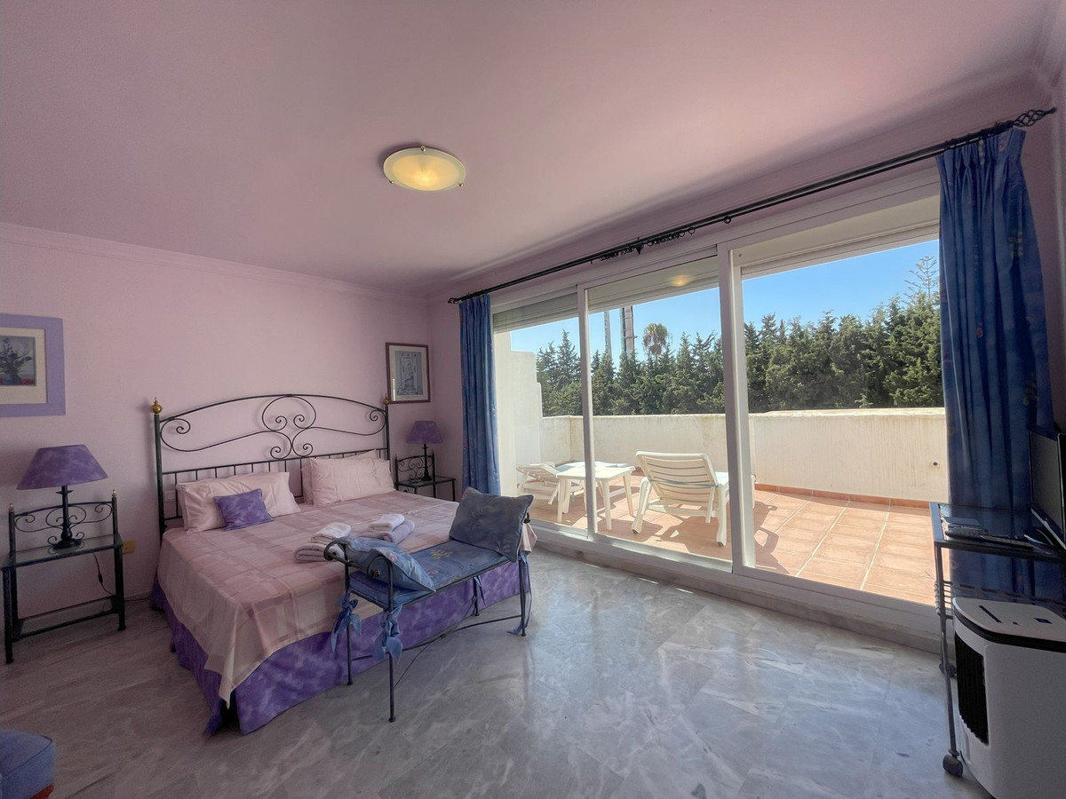 4 Bed, 2 Bath, ApartmentFor Sale, El Paraiso, Malaga
