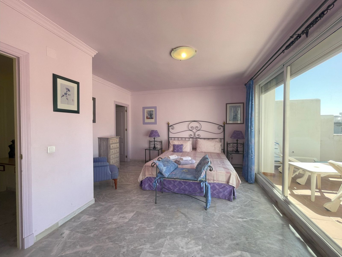 4 Bed, 2 Bath, ApartmentFor Sale, El Paraiso, Malaga