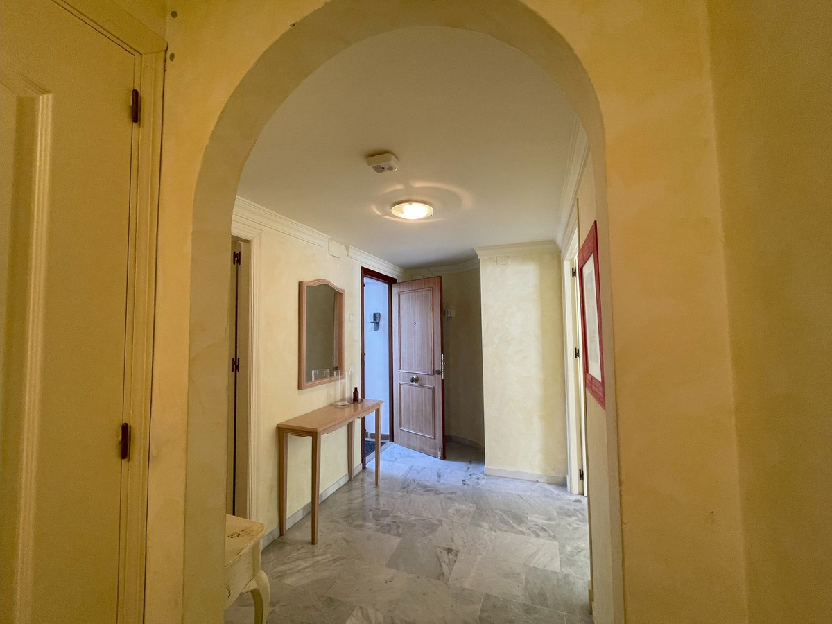 4 Bed, 2 Bath, ApartmentFor Sale, El Paraiso, Malaga