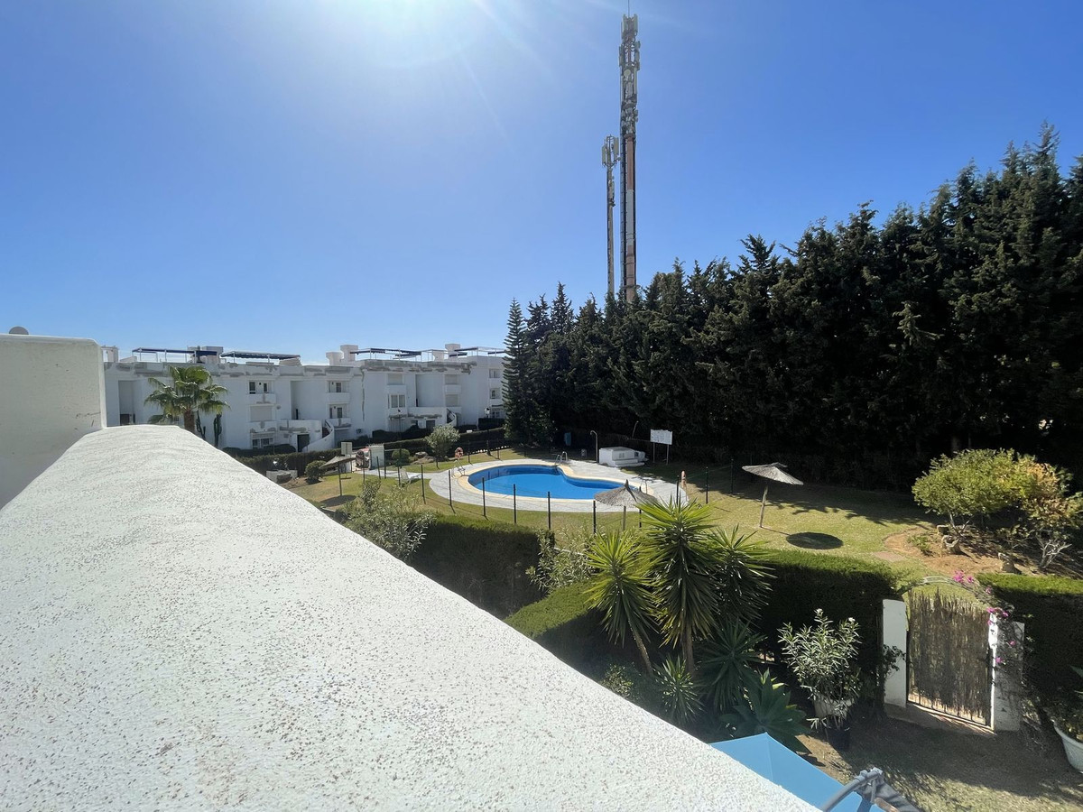 4 Bed, 2 Bath, ApartmentFor Sale, El Paraiso, Malaga