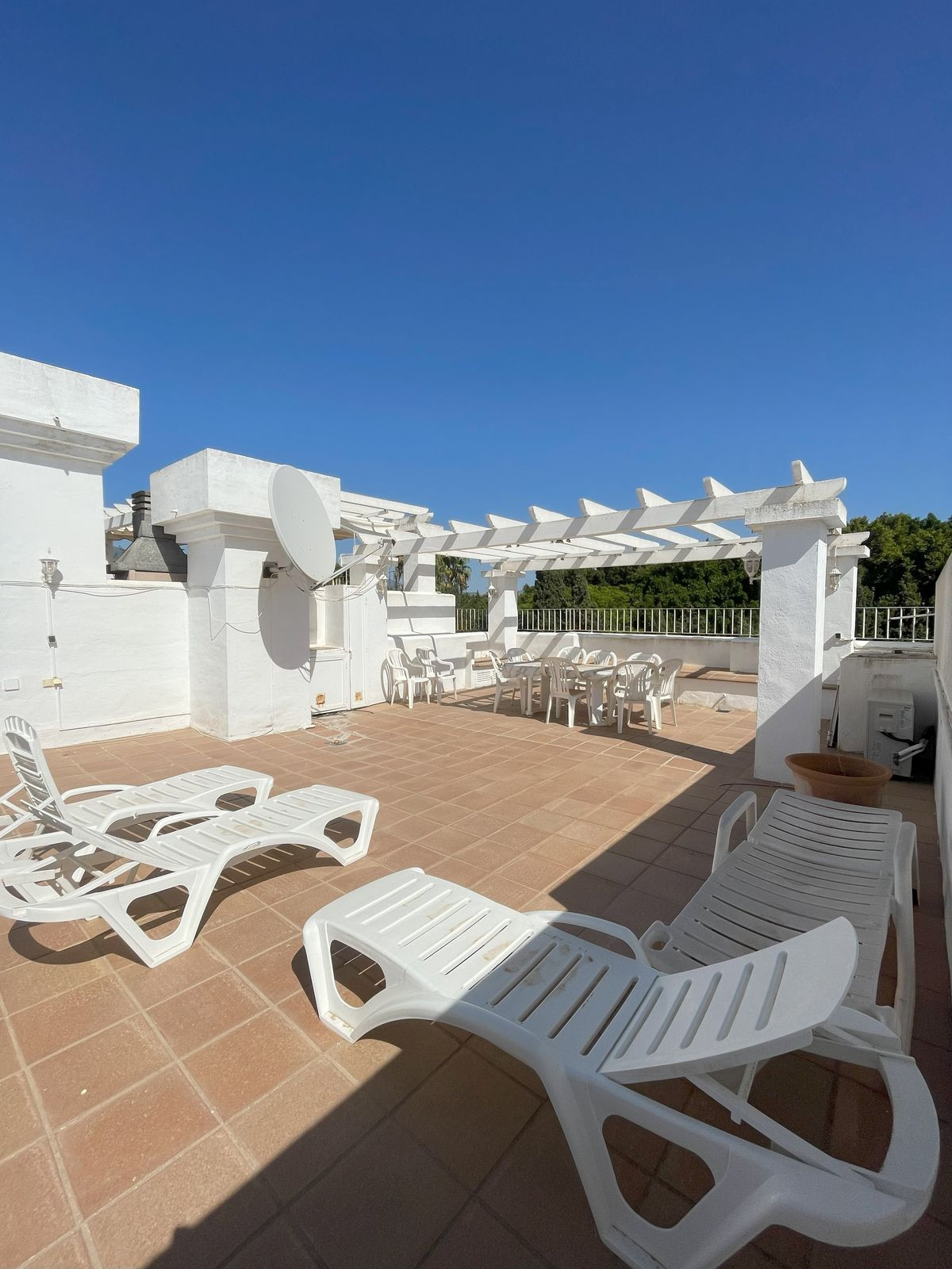 4 Bed, 2 Bath, ApartmentFor Sale, El Paraiso, Malaga