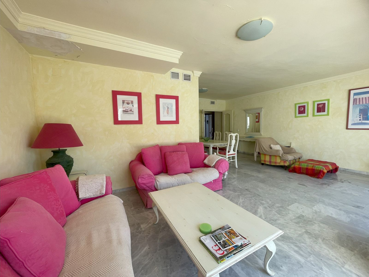 4 Bed, 2 Bath, ApartmentFor Sale, El Paraiso, Malaga