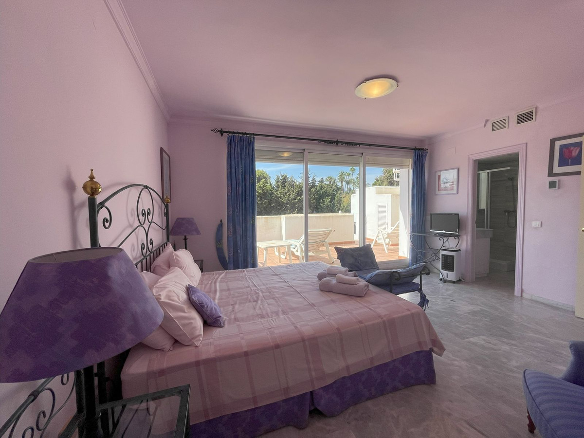 4 Bed, 2 Bath, ApartmentFor Sale, El Paraiso, Malaga