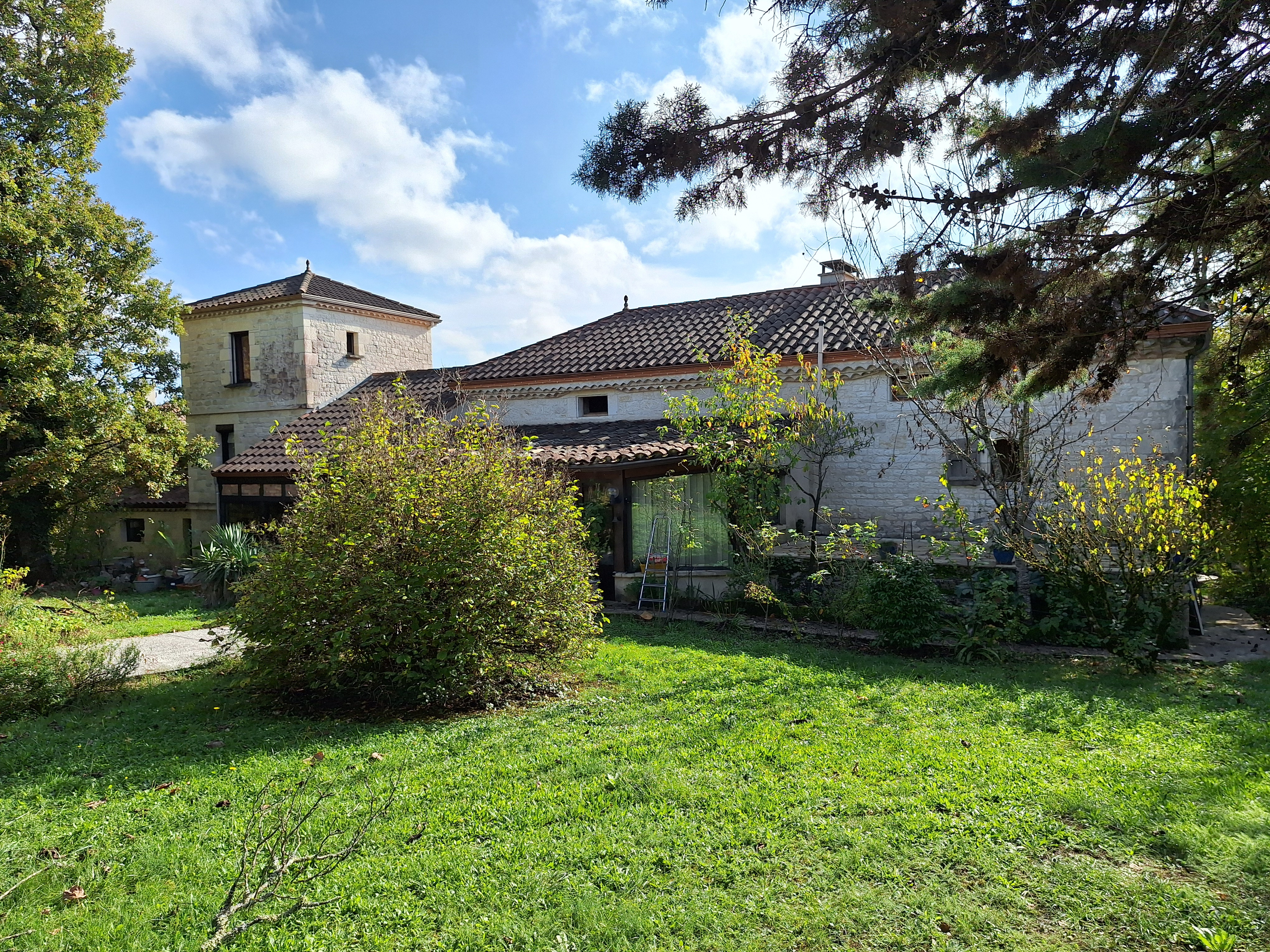 10 Bed, 8 Bath, HouseFor Sale, Montcuq, Lot, Midi-Pyrenees, 46800