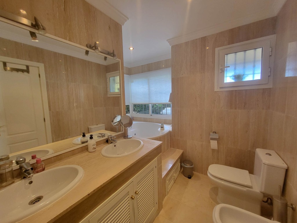 2 Bed, 2 Bath, ApartmentFor Sale, Elviria, Malaga