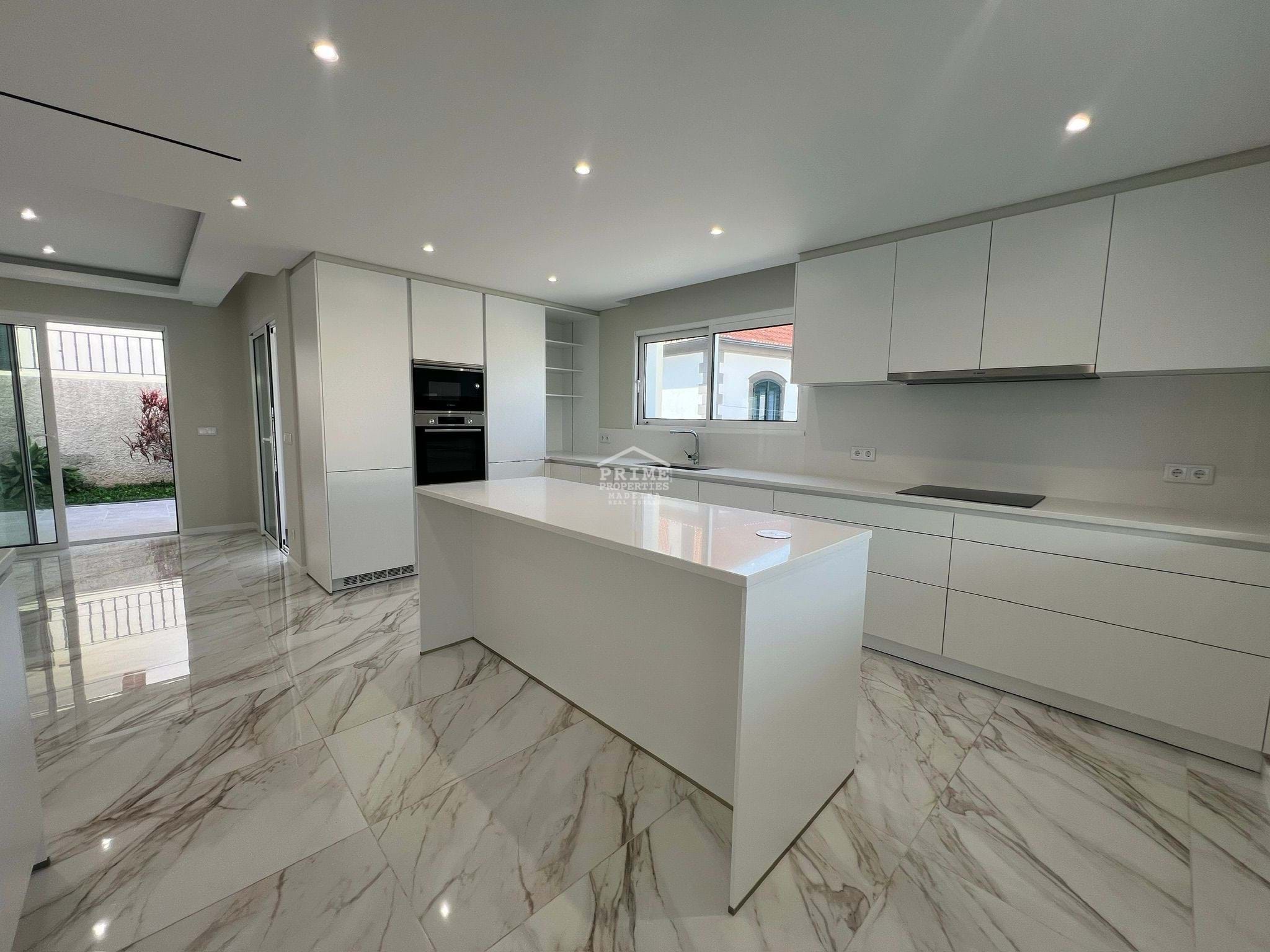 4 Bed, 3 Bath, HouseFor Sale, Funchal, Ilha da Madeira, 9060-011