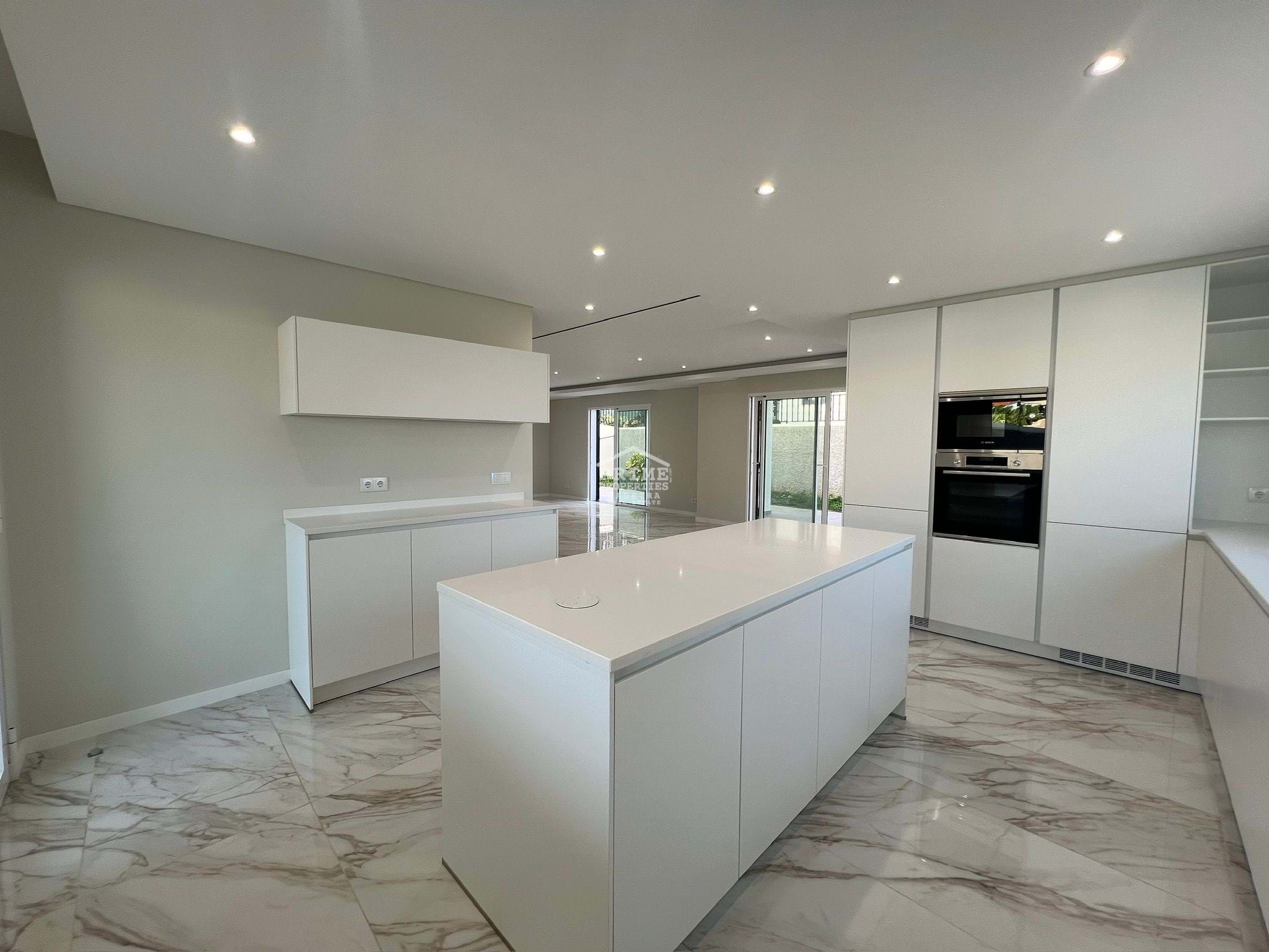 4 Bed, 3 Bath, HouseFor Sale, Funchal, Ilha da Madeira, 9060-011