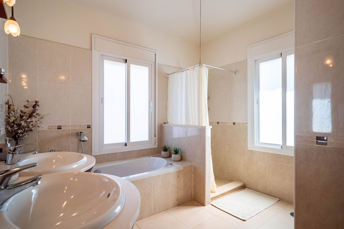 Alhaurin el Grande, Malaga, 4 Bedrooms Bedrooms, ,3 BathroomsBathrooms,For Sale,R4657555