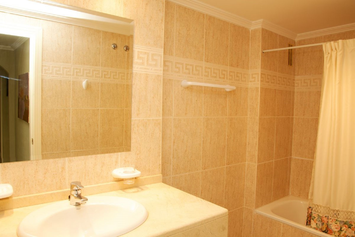 4 Bed, 3 Bath, ApartmentFor Sale, Nagüeles, Malaga