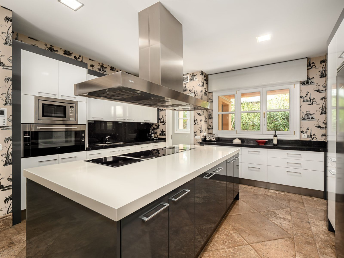 8 Bed, 8 Bath, HouseFor Sale, New Golden Mile, Malaga