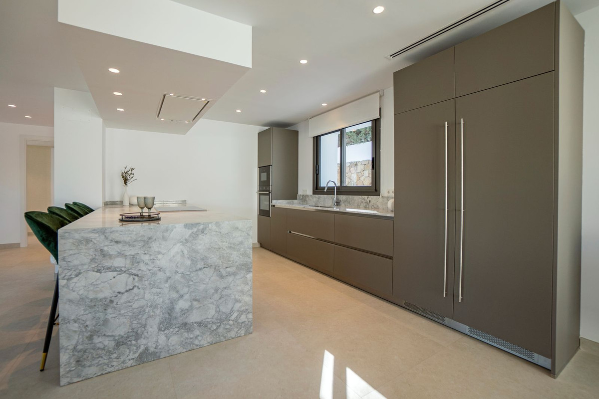 4 Bed, 4 Bath, HouseFor Sale, Las Brisas, Malaga