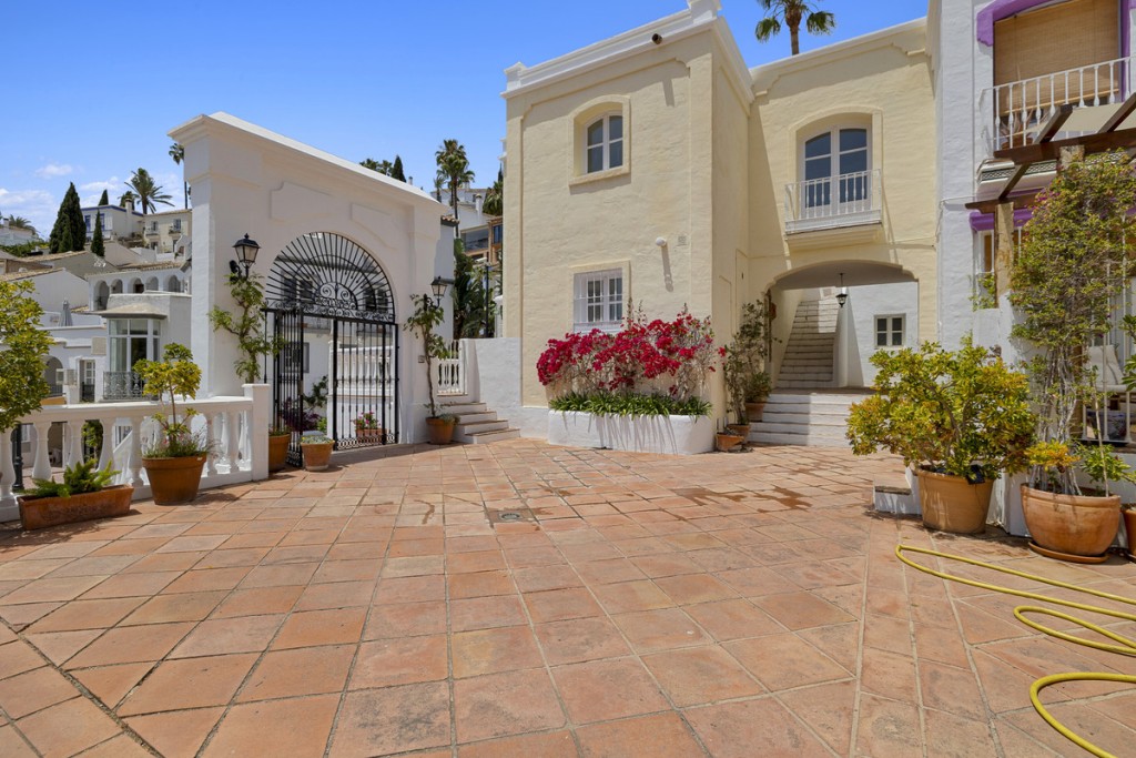 3 Bed, 2 Bath, HouseFor Sale, Benahavis, Malaga