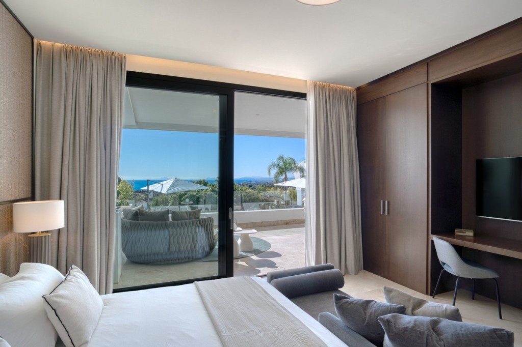 4 Bed, 4 Bath, ApartmentFor Sale, Golden Mile, Malaga