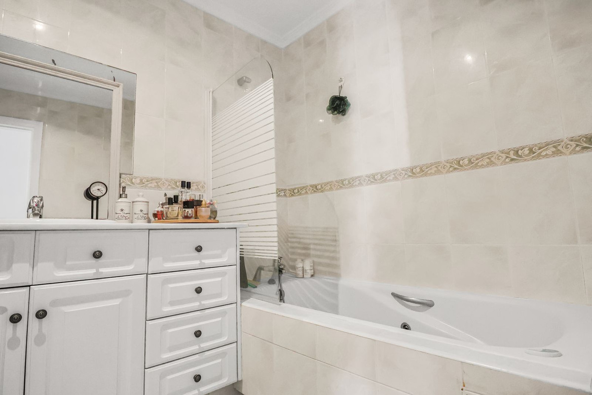 2 Bed, 2 Bath, ApartmentFor Sale, Estepona, Malaga