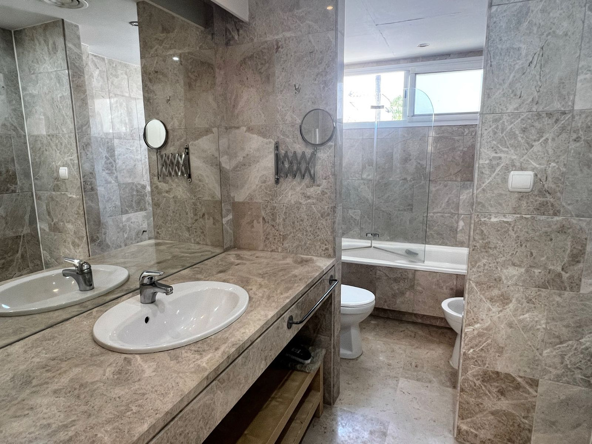 4 Bed, 3 Bath, HouseFor Sale, Nueva Andalucia, Malaga